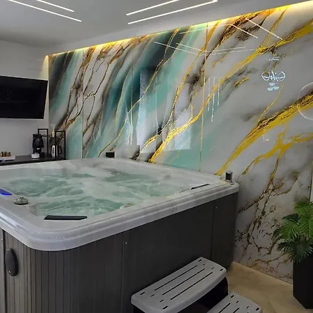 The Moon بيت الحب باليرمو